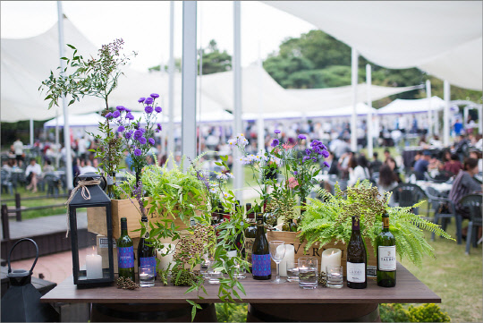 도심의 숲 속에 자리한 메이필드호텔이 오는 12·13일 이틀간 '디오니소스 와인페어'를 개최한다. 메이필드호텔은 봄과 가을 일 년에 두 차례 와인페어를 개최해오고 있는데, 이번이 열 한 번째 와인페어다. 행사장은 잔디정원 벨타워가든이다. 매번 널찍한 잔디 정원에서 대규모 행사로 치러진다. 150여 종의 세계 우수 와인이 전시되며 합리적 가격에 구매할 수 있다. 코키지 차지 없이 호텔 내 레스토랑에서 마실 수 있다. 메이필드호텔 제공